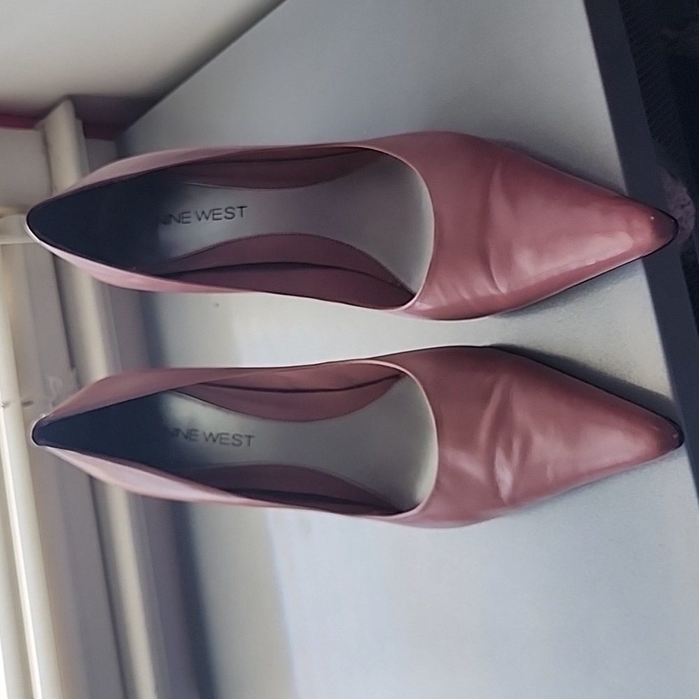 Gently used Nine West salmon pink color pumps